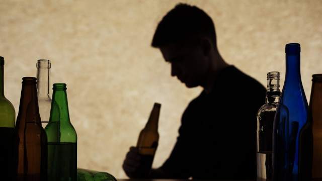 Подростковый алкоголизм: особенности формирования, риски и профилактика